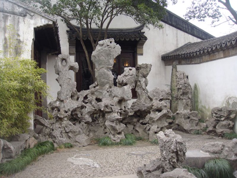 塑石假山,一种既美观又实用的园林装饰品。今天就让我们一起探究它的魅力所在吧!