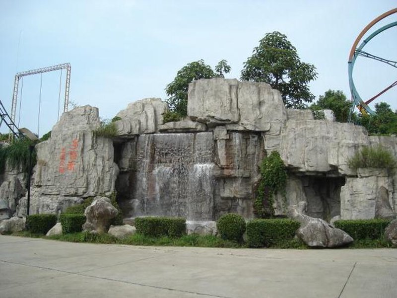 塑石假山的魅力在于它既可以作为景观设计的点睛之笔,又能融入自然环境之中,增添几分古韵与雅致。本文将通过对比分析,从材料、施工难度和成本三个方面探讨塑石假山的优势与不足。